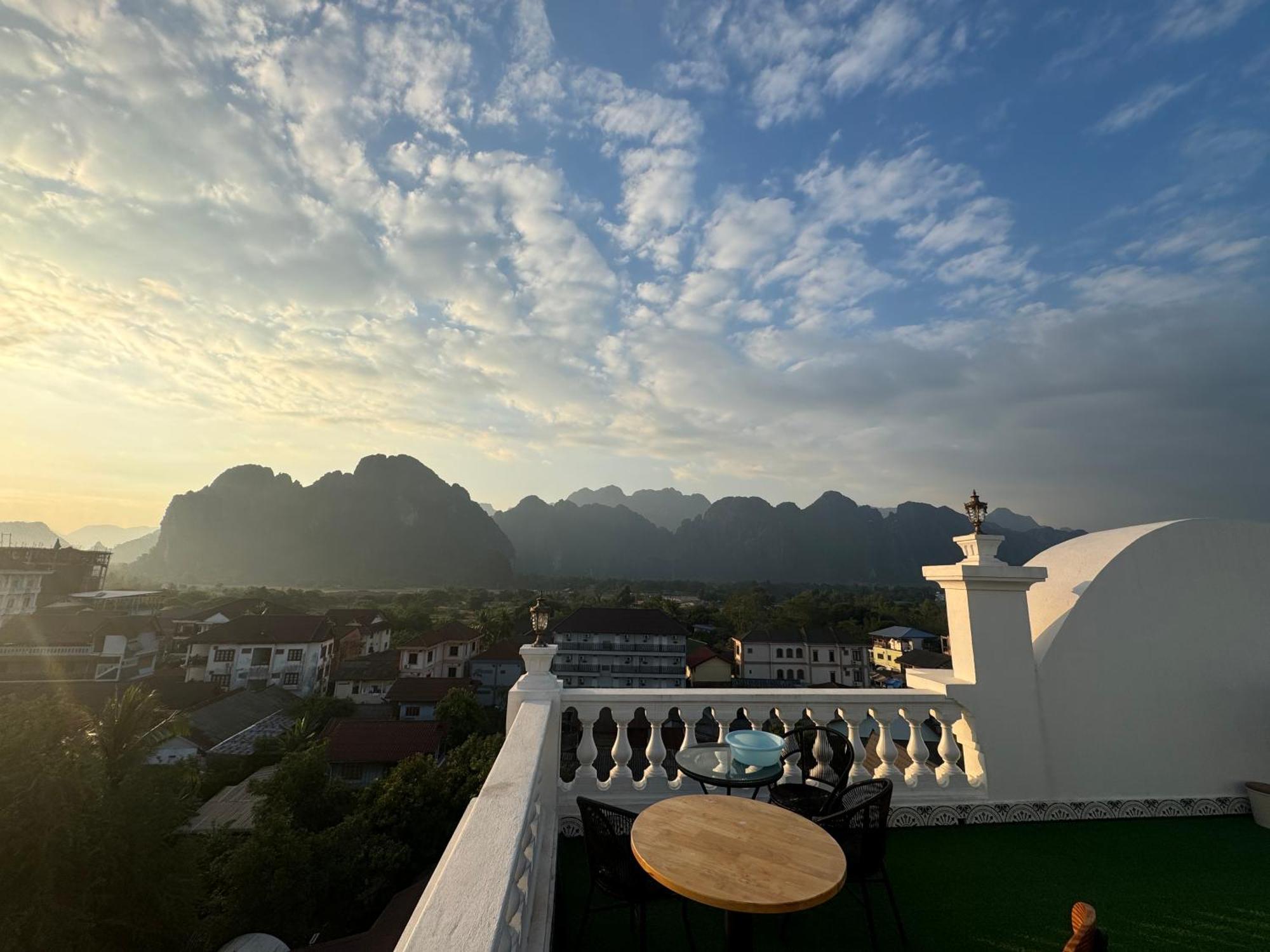 Sky Hotel Vang Vieng Exteriér fotografie