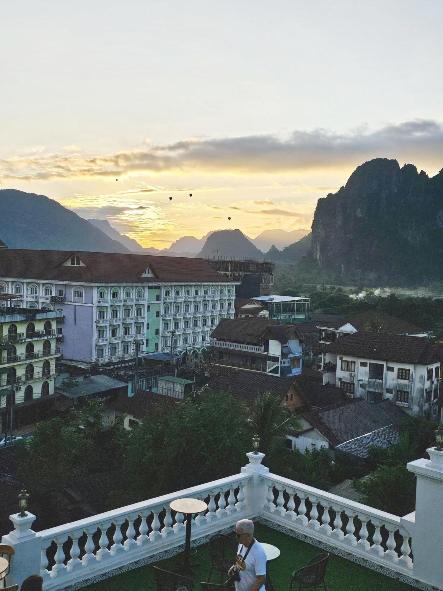 Sky Hotel Vang Vieng Exteriér fotografie